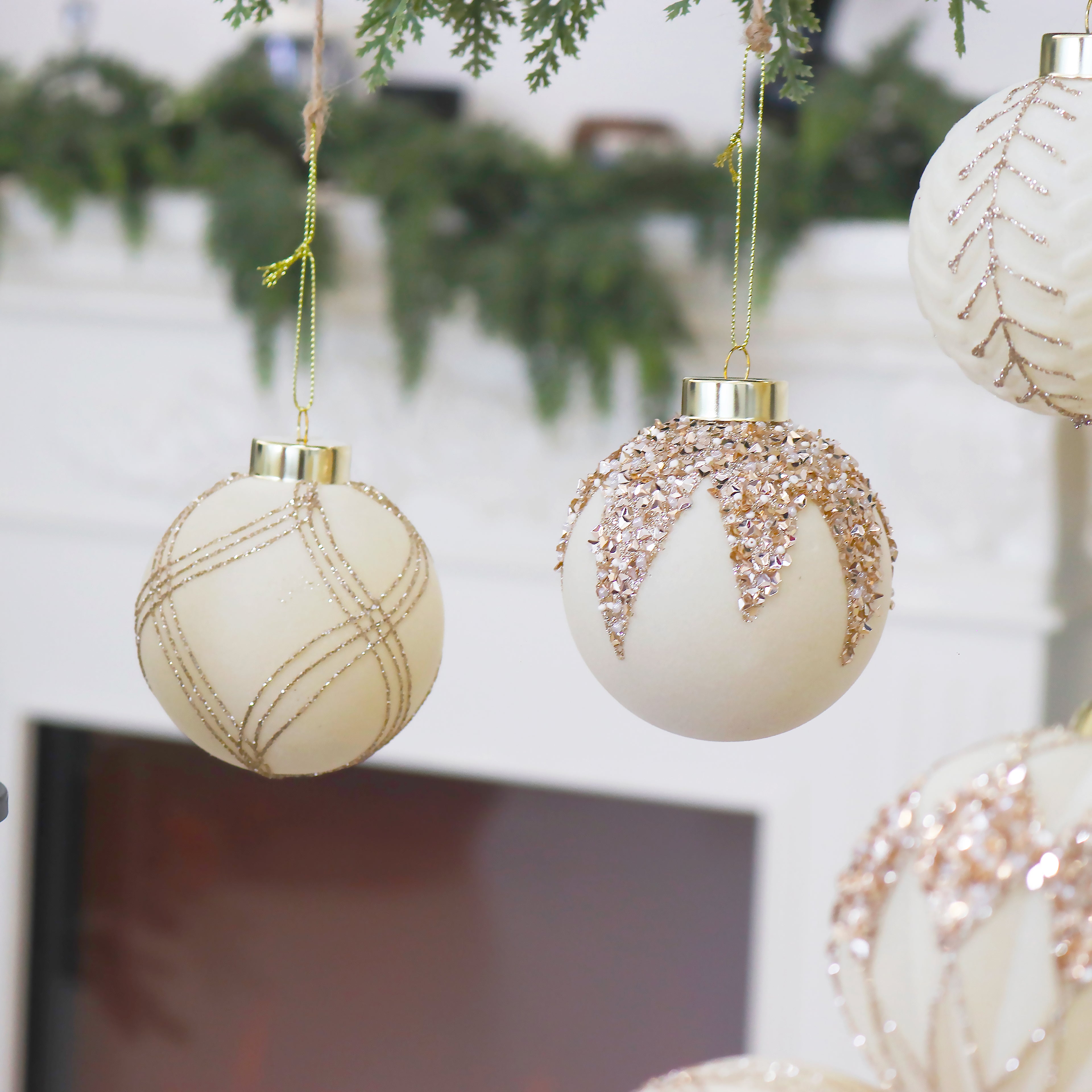 Velvet Ornaments for Christmas Tree, Glitter Flocked Christmas Ornaments Decorations Balls Set Decor